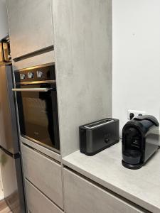 encimera de cocina con tostadora, tostadora y electrodomésticos en Träumerei Veitsch, en Veitsch