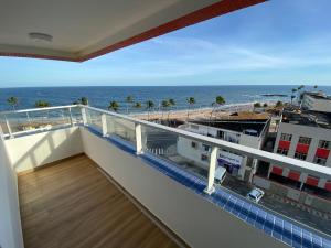balcón con vistas al océano en Apartamento Luxuoso com Vista Mar no Smart Pituba, en Salvador