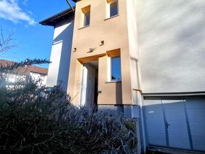 um edifício com uma porta branca e uma garagem em Gorazdova Guest House em Liubliana
