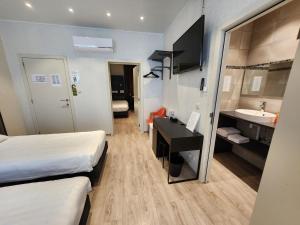 A television and/or entertainment centre at Albert - Rooms