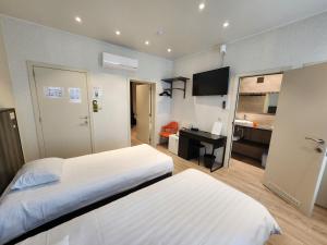 Pokój hotelowy z 2 łóżkami i biurkiem w obiekcie Albert - Rooms w mieście Mechelen