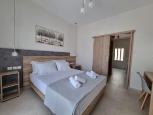 波罗斯Chrysanthes No4的一间卧室，床上有一张带毛巾的床