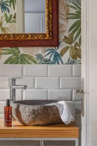マドリードにあるBNBHolder Stunning Duplex SOLのバスルーム(石造りの洗面台、鏡付)