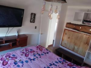 - une chambre avec un lit et une télévision à écran plat dans l'établissement Departamento valpo, à Valparaíso