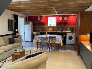 A kitchen or kitchenette at Ancienne bergerie