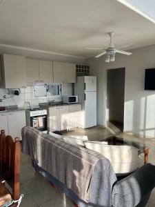 sala de estar con sofá y cocina en Apartamentos en Federacion Zona Centro en Federación