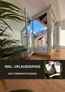 Zimmer mit Glasschiebetüren in einem Haus in der Unterkunft Geräumiges sonniges Apartment mit Bergblick in Imst