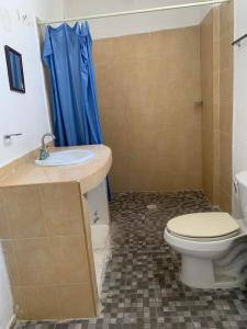 ein Bad mit einem WC und einem Waschbecken in der Unterkunft HOTEL PUERTO REAL in Paraíso