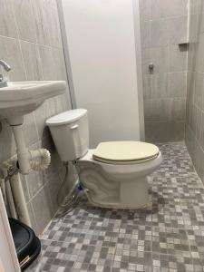 La salle de bains est pourvue de toilettes et d'un lavabo. dans l'établissement HOTEL PUERTO REAL, à Paraíso