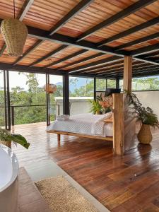 Cedro Amazon Lodge في Mera: غرفة نوم مع سرير في غرفة مع نوافذ