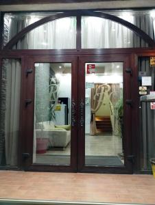 una entrada a una tienda con una puerta de cristal en RHC Royal Hotel, en Oradea