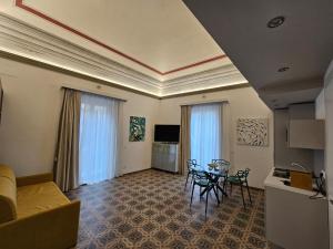 - un salon avec un canapé et une table dans l'établissement Villa Di Giorgi Apartments Center, à Cefalù
