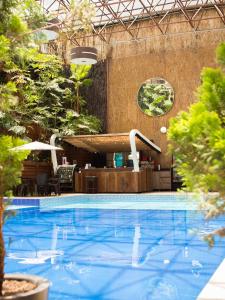 una gran piscina en un edificio con árboles en Hotel Grand Park, en Bogotá