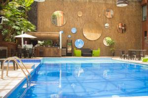 una grande piscina di fronte a un edificio di Hotel Grand Park a Bogotá