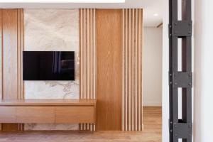 ein Wohnzimmer mit einem TV an der Wand in der Unterkunft NEW, Modern and Luxurious, 3BR Apt in Madrid
