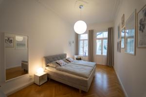 - un salon avec un lit et une lampe dans l'établissement Charles & Kätchen Design Zentrum, à Leipzig