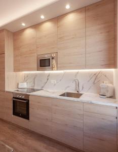 uma cozinha com um lavatório e um micro-ondas em NEW, Modern and Luxurious, 3BR Apt em Madri