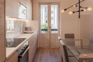 uma cozinha com um lavatório e uma bancada em NEW, Modern and Luxurious, 3BR Apt em Madri
