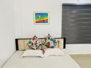 Penthouse-Private Room Attached bath Ac Rooftop-Basundhara R/A في داكا: سرير عليه وسادتين في غرفة