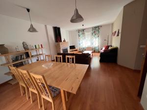 Il dispose d'une cuisine et d'un salon avec une table et des chaises en bois. dans l'établissement Casa Laureana, à Ruidera