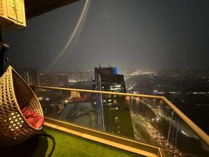 amaca sul balcone di un edificio di notte di Yourhomely Studio a Ghaziabad