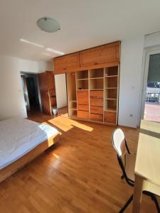 una camera con letto, scrivania e tavolo di Gorazdova Guest House a Lubiana