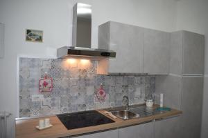 uma cozinha com um lavatório e um fogão em l'Île di Ile em Florença