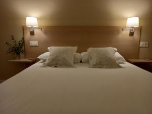 A bed or beds in a room at Littore TORMES con Parking, AA y Piscina