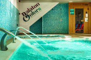 シオーフォクにあるBalaton Colors Beach Hotelのマラキドーナツを読む看板付きのスイミングプール