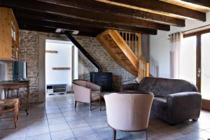 - un salon avec un canapé et des chaises dans l'établissement Charmant gîte Bourguignon, à Saint-Marcel