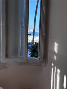 uma janela num quarto com vista para a praia em Alexandria private rooms at Shared apartment, Only Men Guests 仅限男士 em Alexandria