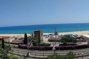 una vista de una playa y el océano en Apartamento al lado de Barcelona y la playa, en Montgat