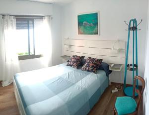 1 dormitorio con 1 cama con marco azul en Apartamento al lado de Barcelona y la playa, en Montgat