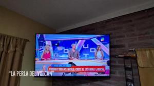TV de pantalla plana con 3 personas. en "La Perla del Volcán" en El Volcán
