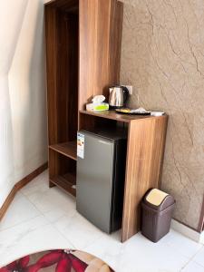 una cucina con un piccolo frigorifero sotto un bancone di Rum luxury star a Wadi Rum