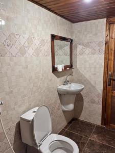 łazienka z toaletą i umywalką w obiekcie Rum luxury star w mieście Wadi Rum