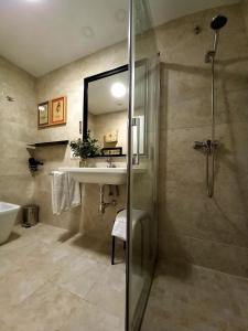 A bathroom at Littore TORMES con Parking, AA y Piscina