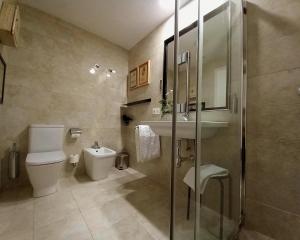 A bathroom at Littore TORMES con Parking, AA y Piscina