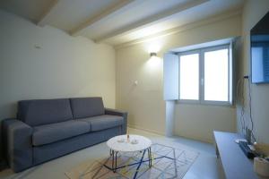 een woonkamer met een bank en een tafel bij Studio Suite Mirakul in Komiža +1 foto