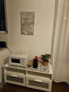 un four micro-ondes sur un comptoir dans une cuisine dans l'établissement studio 11 Garcia stade de France, à Saint-Denis