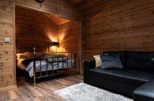 Llit o llits en una habitació de The Getaway - The Hen Harrier - Luxury Glamping Cabin with Hot Tub