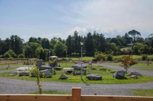 Jardí fora de The Getaway - The Hen Harrier - Luxury Glamping Cabin with Hot Tub