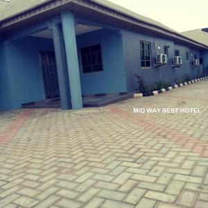 niebieski dom z ceglanym podjazdem przed nim w obiekcie Mid Way Best Hotel w mieście Lagos