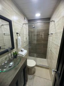 W łazience znajduje się prysznic, toaleta i umywalka. w obiekcie Casa En Leticia w mieście Leticia