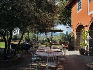 ein Tisch und Stühle auf einer Terrasse in einem Hof in der Unterkunft Villa Peramonda in Fiesole
