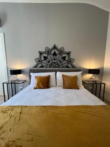 מיטה או מיטות בחדר ב-Marmore Charming House Greenway