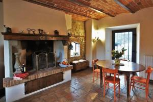 ein Wohnzimmer mit Tisch und Kamin in der Unterkunft Villa Peramonda in Fiesole