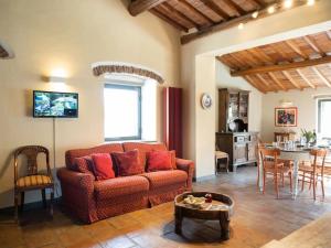 ein Wohnzimmer mit Sofa und Tisch in der Unterkunft Villa Peramonda in Fiesole
