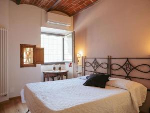 Schlafzimmer mit einem Bett, einem Fenster und einem Tisch in der Unterkunft Villa Peramonda in Fiesole + 28 Fotos