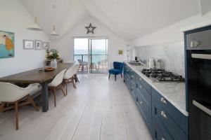 Dapur atau dapur kecil di Solent View, 3bed apartment, fantastic sea views
